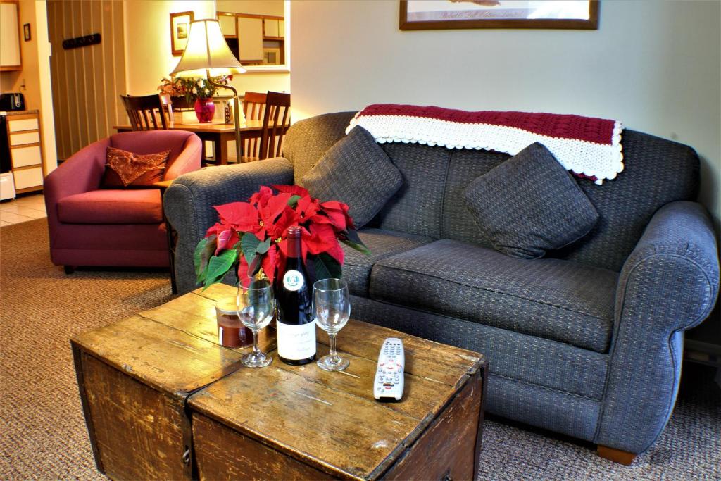 Ski home to this beautiful one bedroom condo with shuttle to Slopes Whiffletree E4 image