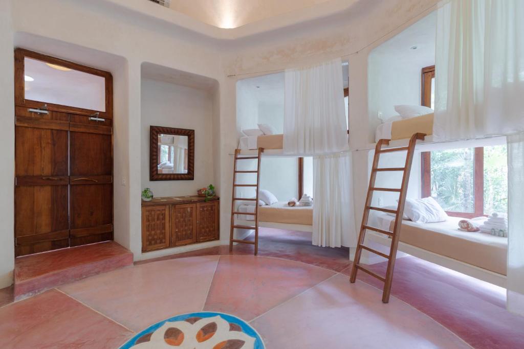 Номер (Односпальная кровать в общем номере для женщин), Hotel Holistika Tulum
