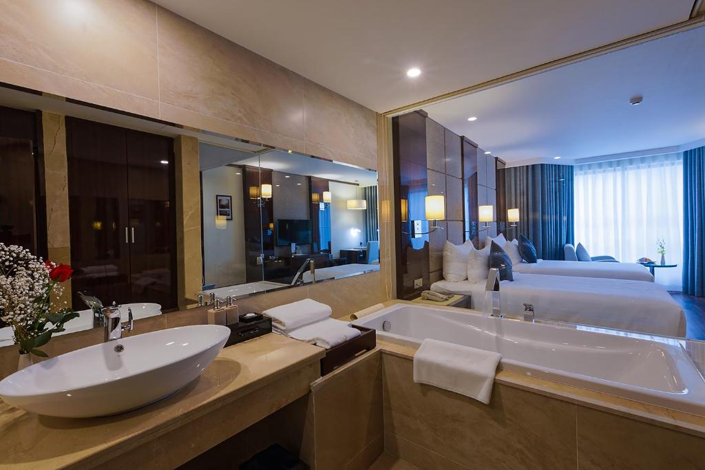 Central Luxury Hạ Long Hotel