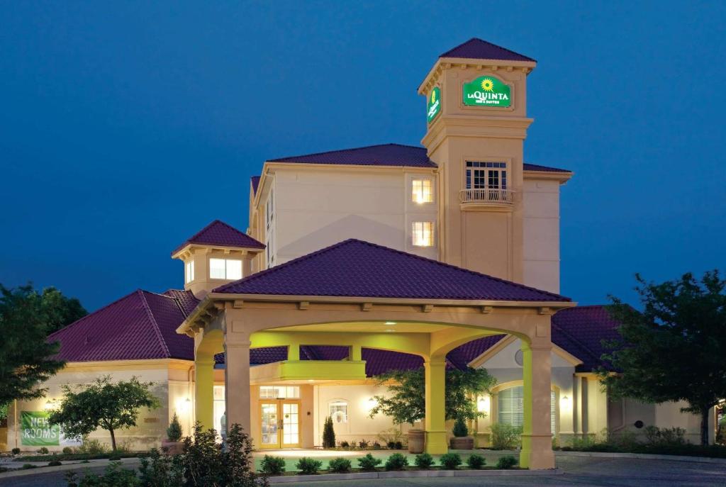La Quinta Inn & Suites by Wyndham Colorado Springs South AP image