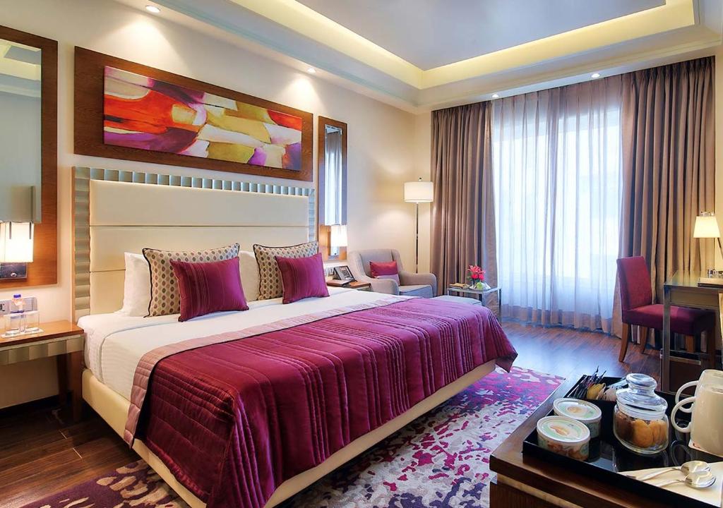 Двухместный (Club Queen Room - Non-Smoking with Happy Hours (1+1),15% Discount on F&B,INR 500 Spa Credit, Early check-in for 03 Hours and Late checkout for 03 Hours), Ramada Gurgaon Central