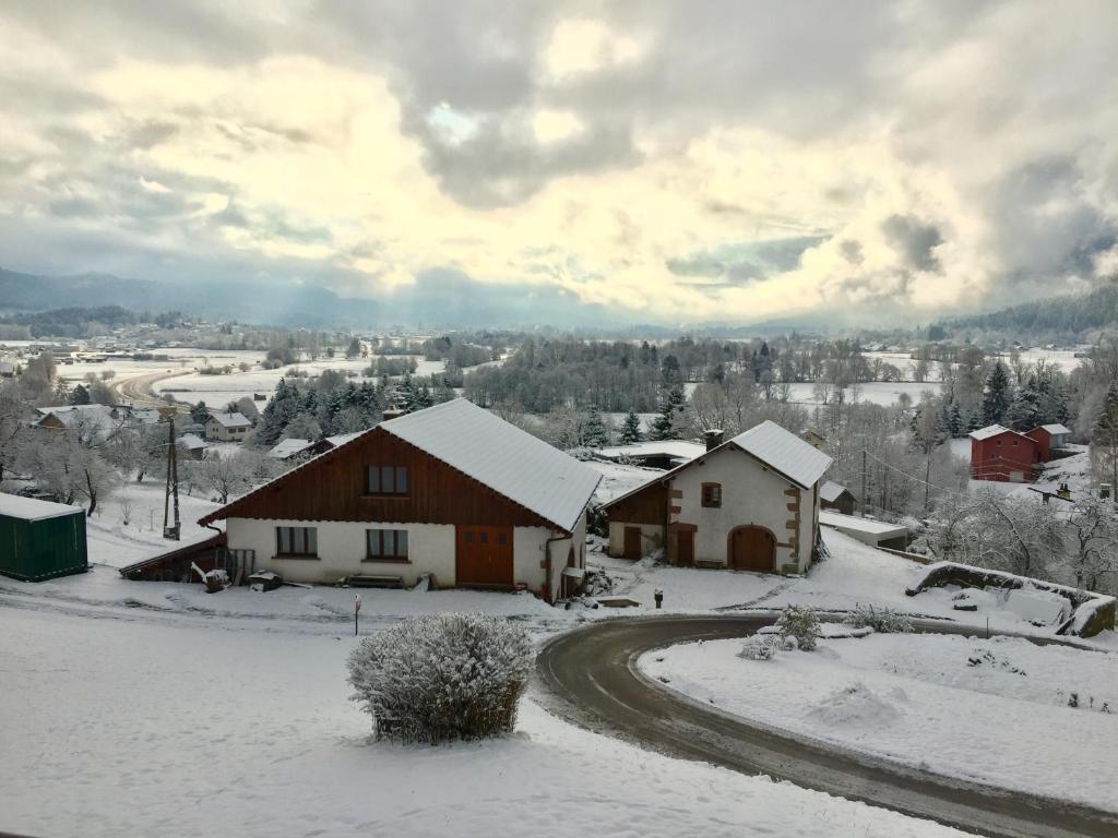 Maisonnette vue sur la montagne photo 1