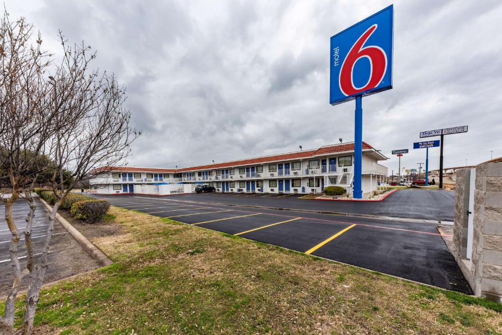 Motel 6 North Richland Hills, TX image