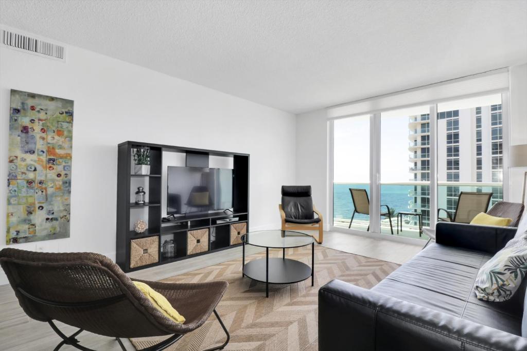 THE TIDES 2 bedrooms 9th floor WE ARE ON THE BEACH! image