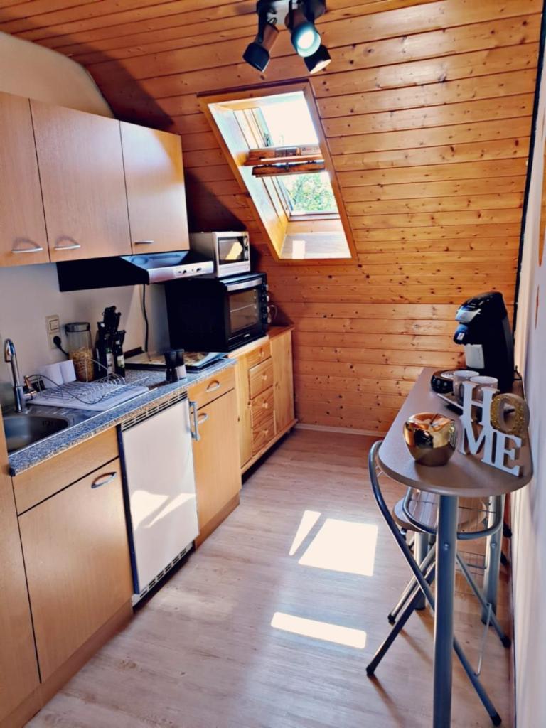 VOLL ausgestattete DG- Wohnung in HDH ruhige zentrale Lage photo 1