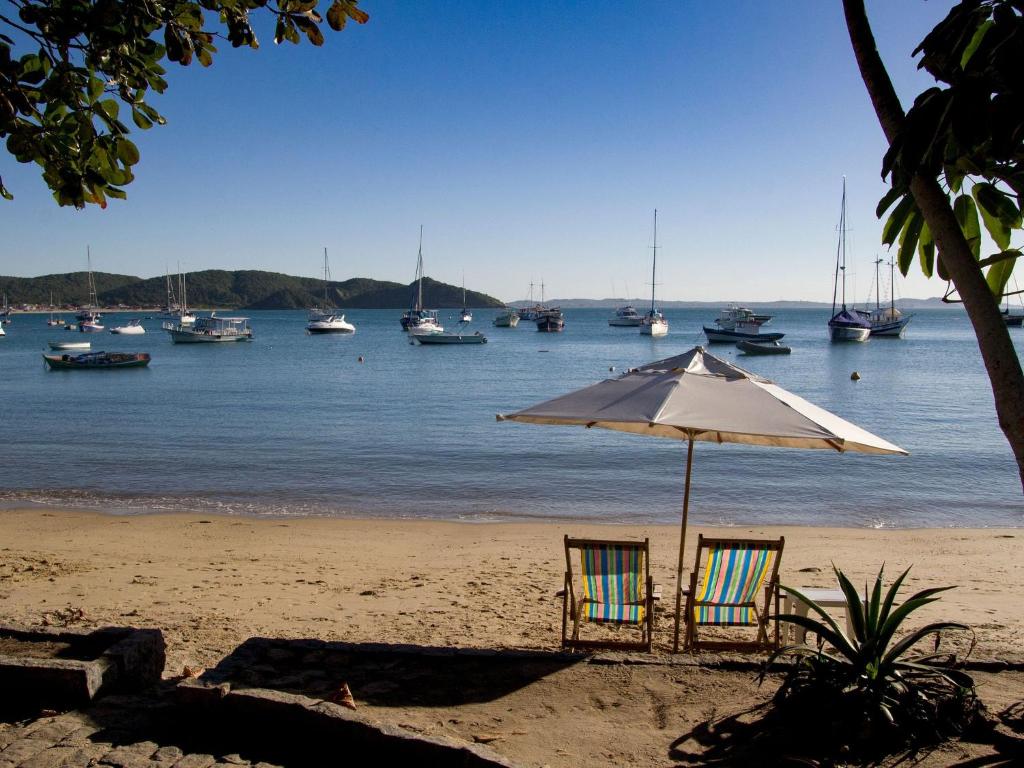 Mansão com Seis Suítes Pé na Areia da Praia dos Ossos e Próx. à Rua das Pedras Por Luxury Rentals