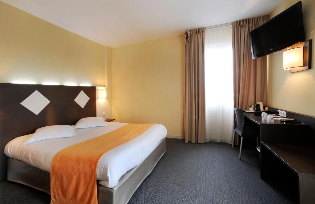 Двухместный (Улучшенный двухместный номер с 1 кроватью), Comfort Hotel Saintes