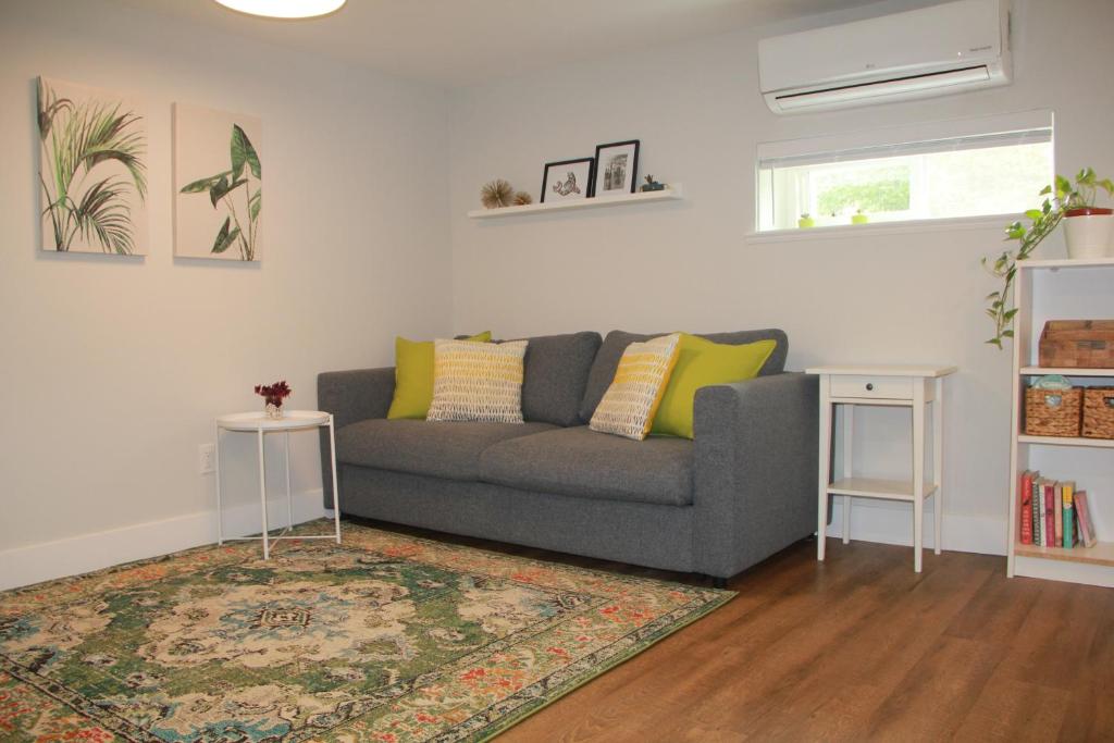 HiddenGem-private modern suite on trendy Main St photo 1