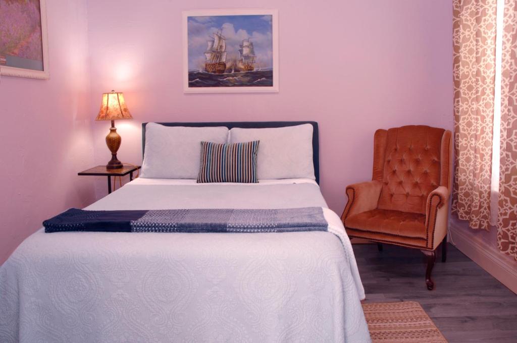 Adorable Historic Downtown Apartment image