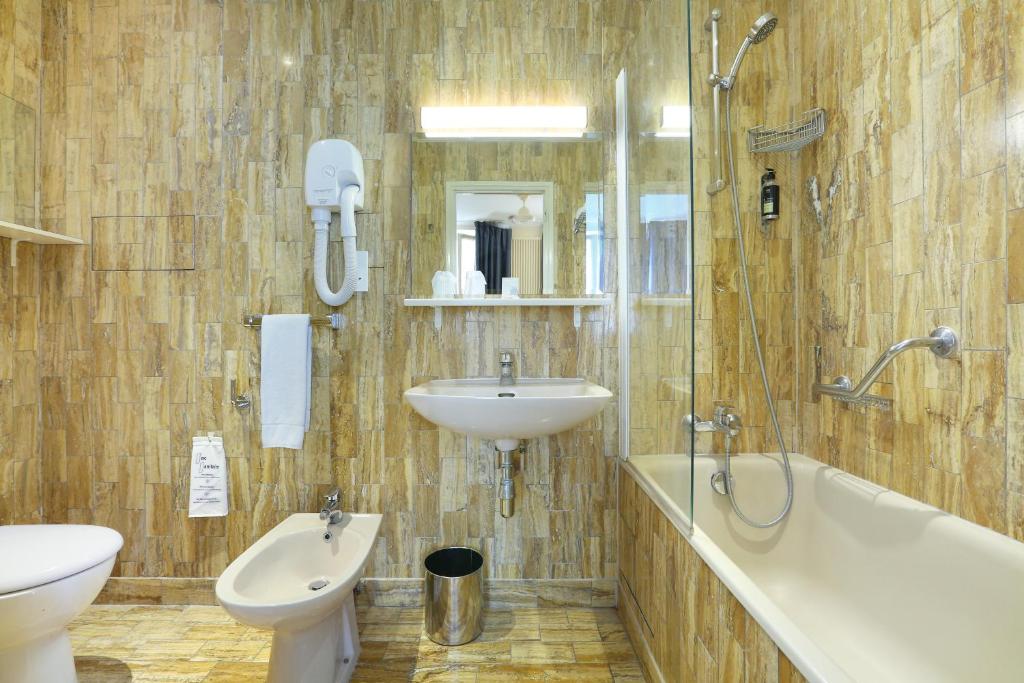 Двухместный (Классический двухместный номер с 2 отдельными кроватями), Hotel du College de France