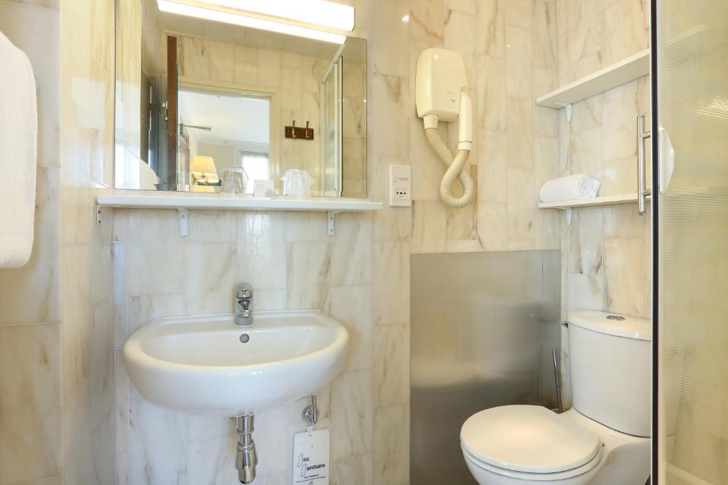 Двухместный (Улучшенный двухместный номер с 1 кроватью и балконом), Hotel du College de France