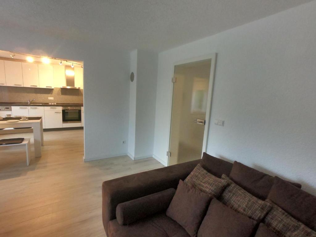 Moderne helle 2,5 Zimmer Wohnung mit großem Bad und Küche in Trossingen photo 3