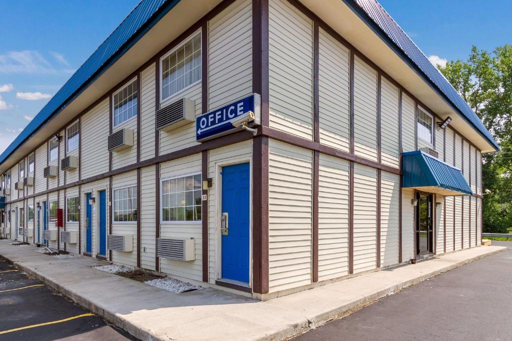 Motel 6 Rossford, OH image