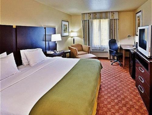 Holiday Inn Express Hotel & Suites Muskogee, an IHG Hotel photo 2