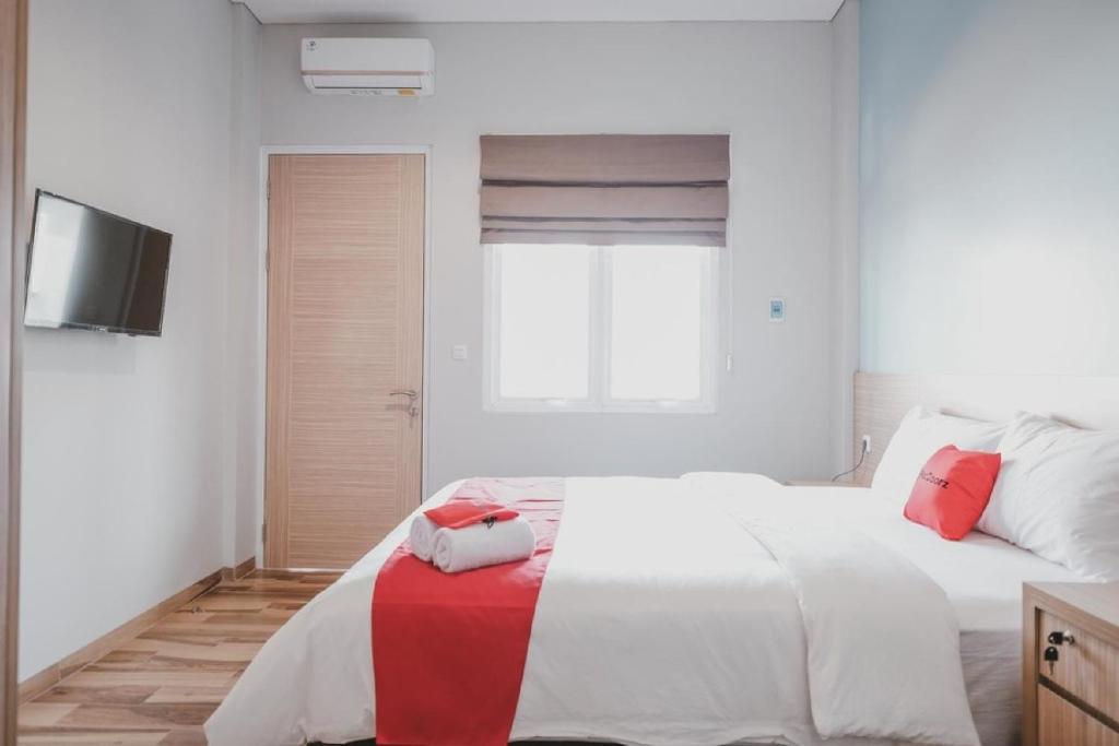 Двухместный (Двухместный номер RedDoorz с 1 кроватью), Reddoorz Plus @ Karet Pedurenan 3