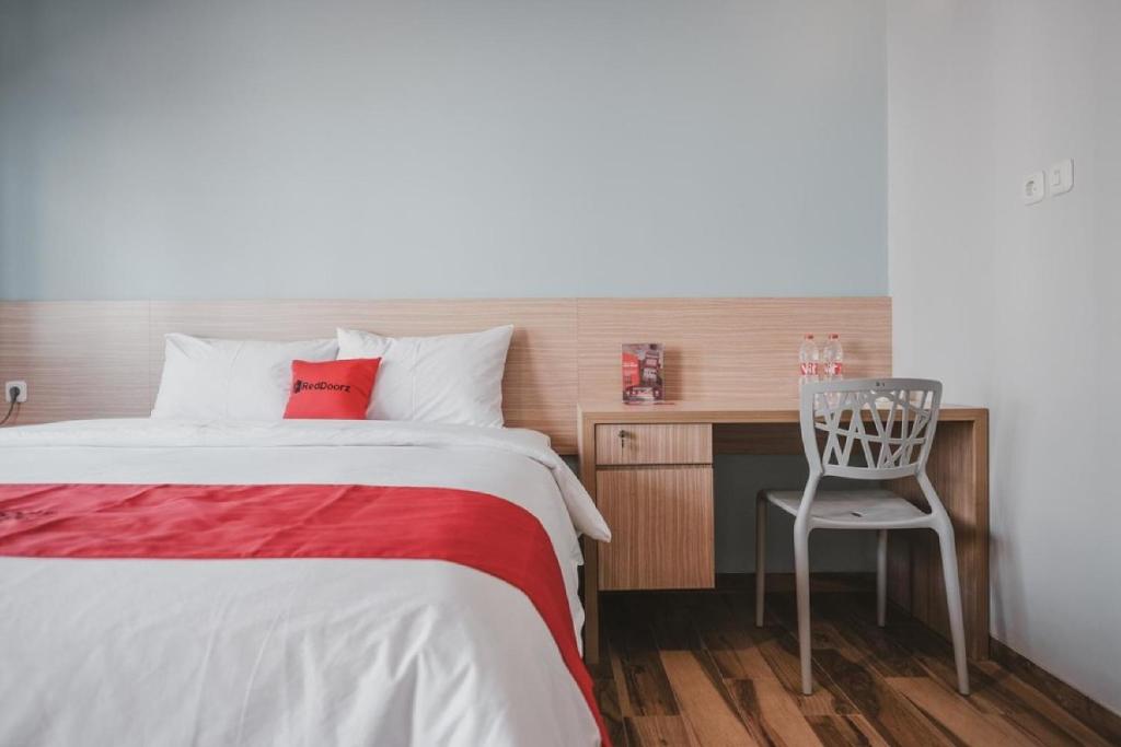 Двухместный (Двухместный номер RedDoorz с 1 кроватью), Reddoorz Plus @ Karet Pedurenan 3