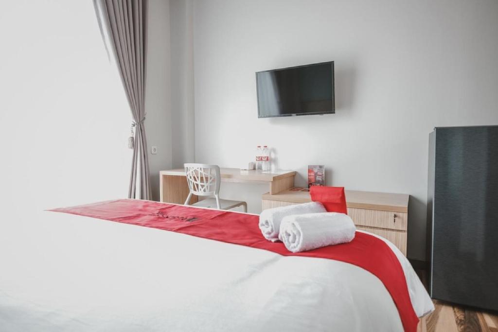 Сьюит (Полулюкс), Reddoorz Plus @ Karet Pedurenan 3