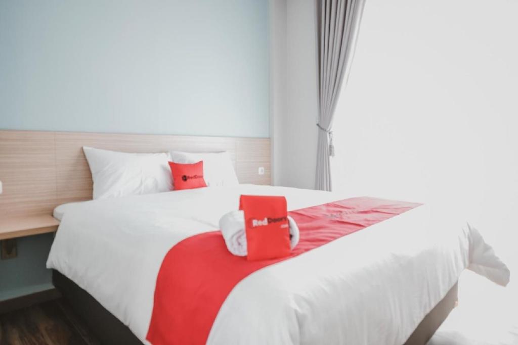 Двухместный (Двухместный номер RedDoorz с 1 кроватью), Reddoorz Plus @ Karet Pedurenan 3