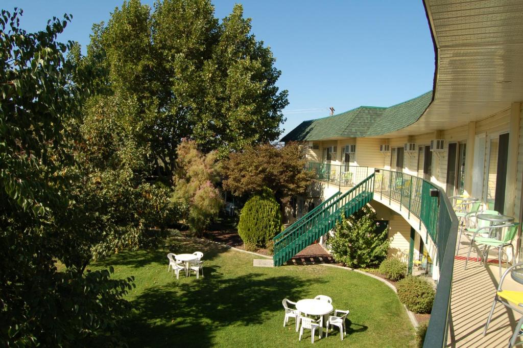 Summerland Motel photo 1