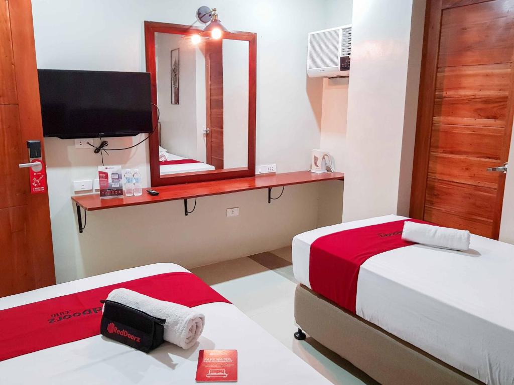 Двухместный (Двухместный номер с 2 отдельными кроватями), RedDoorz Plus near Holy Name University Medical Center