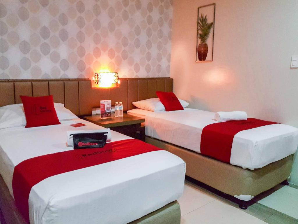 Двухместный (Двухместный номер с 2 отдельными кроватями), RedDoorz Plus near Holy Name University Medical Center