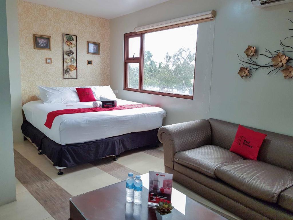 Сьюит (Люкс), RedDoorz Plus near Holy Name University Medical Center