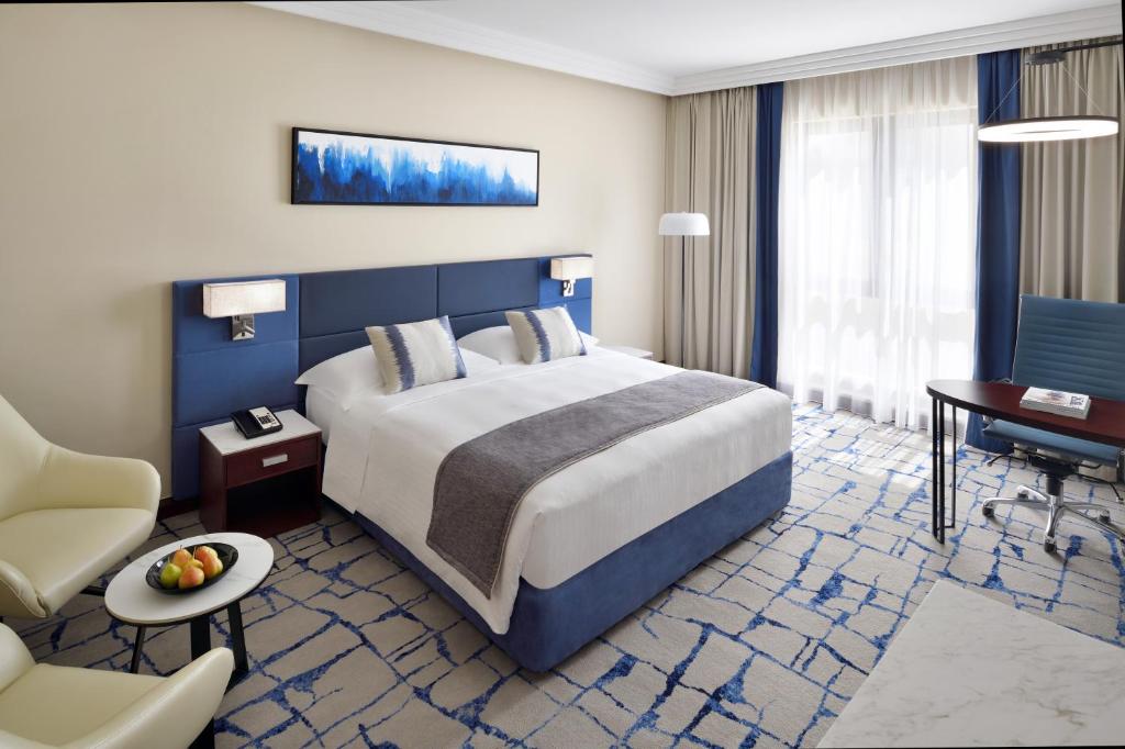Двухместный (Улучшенный номер с кроватью размера «king-size»), Отель Mövenpick Hotel Bur Dubai