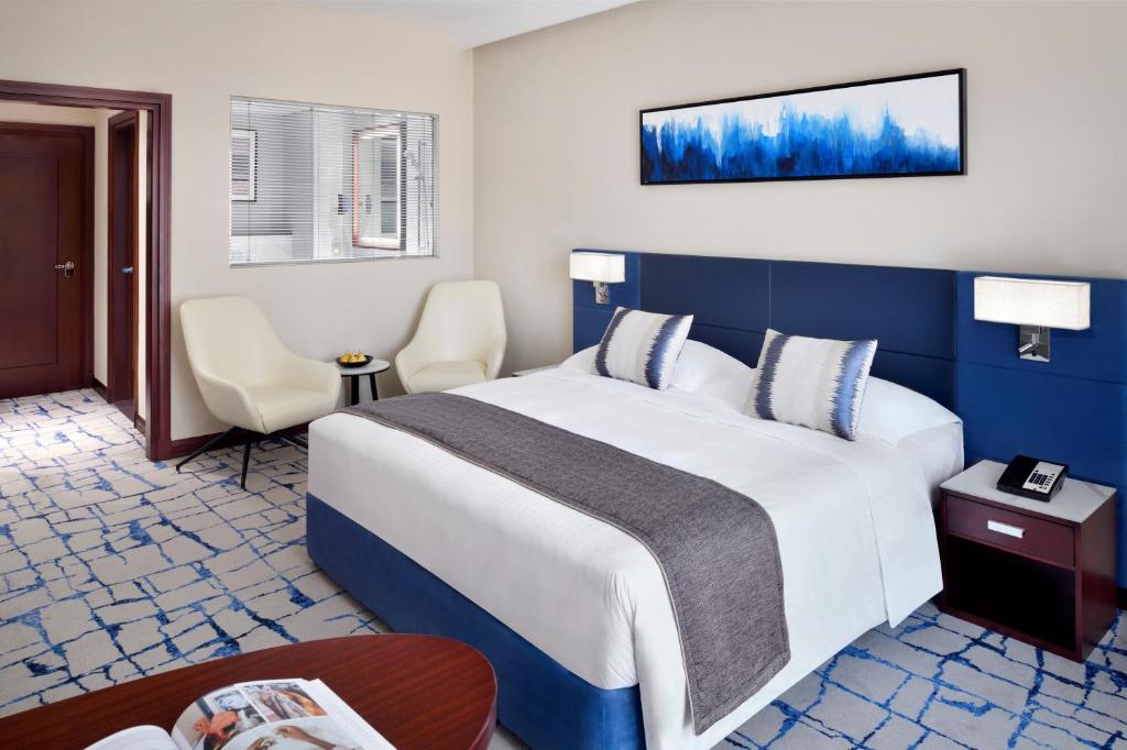 Двухместный (Улучшенный номер с кроватью размера «king-size»), Отель Mövenpick Hotel Bur Dubai