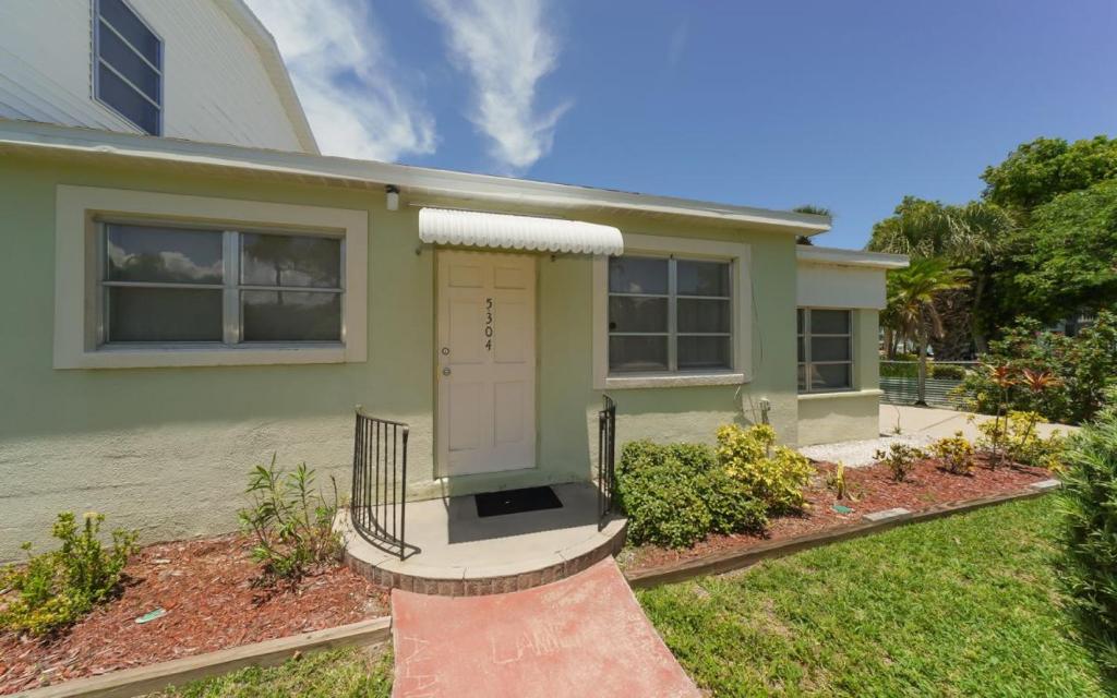 Walk to the Beach or Village in minutes! image