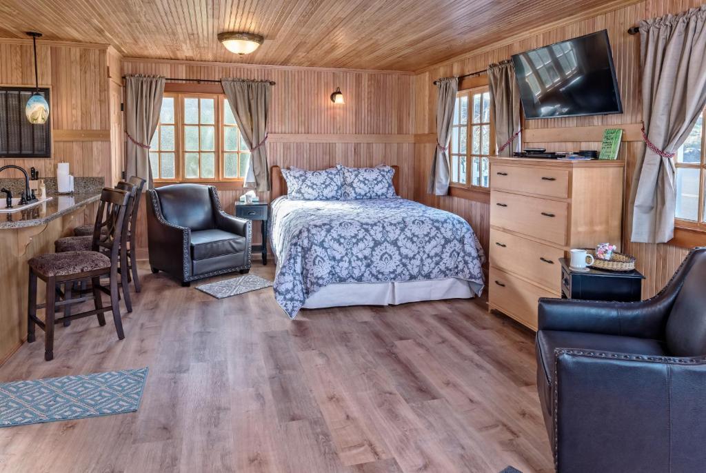 Whistling Winds Motel image