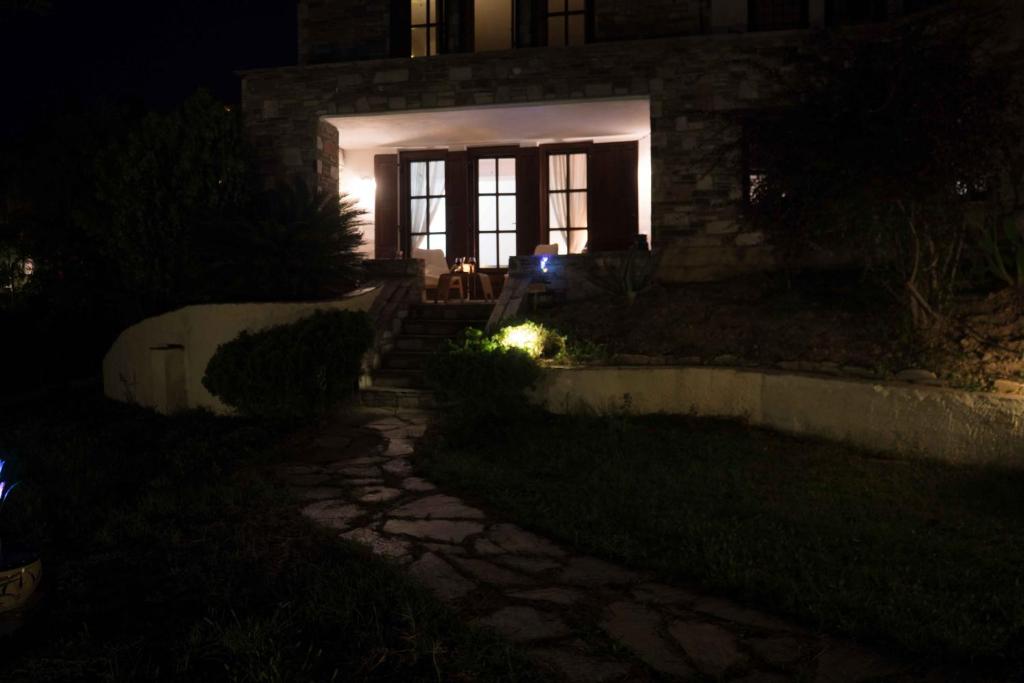 Tranquil Infinity Pool Getaway (private jacuzzi and steam bath, pool, garden, sea and city views) photo 3