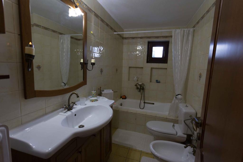 Tranquil Infinity Pool Getaway (private jacuzzi and steam bath, pool, garden, sea and city views) photo 4