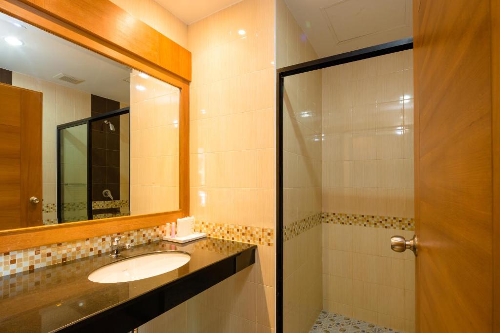 Двухместный (Номер Делюкс с балконом), Sungthong Kamala Beach Resort