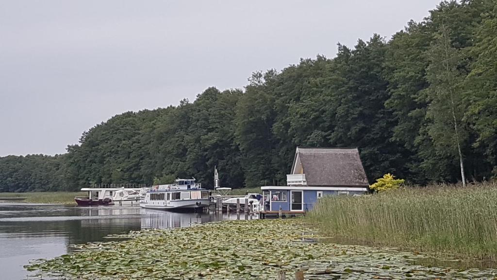 Hausboot Mirabella am Müritz Nationalpark Festanliegend