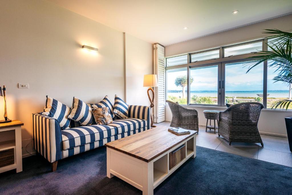 Waiheke Waterfront Lodge - Tap to explore photos