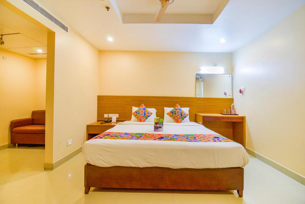 Двухместный (Улучшенный двухместный номер с 1 кроватью), FabHotel Deccan Heritage Abids
