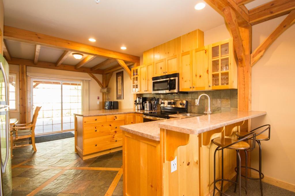 3 BR 3 Bath ski in ski out with private hot tub photo 4