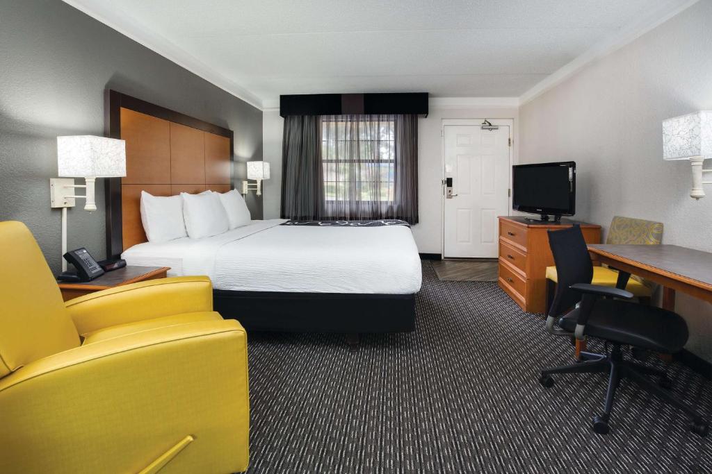 Days Inn by Wyndham Gainesville Florida photo 1