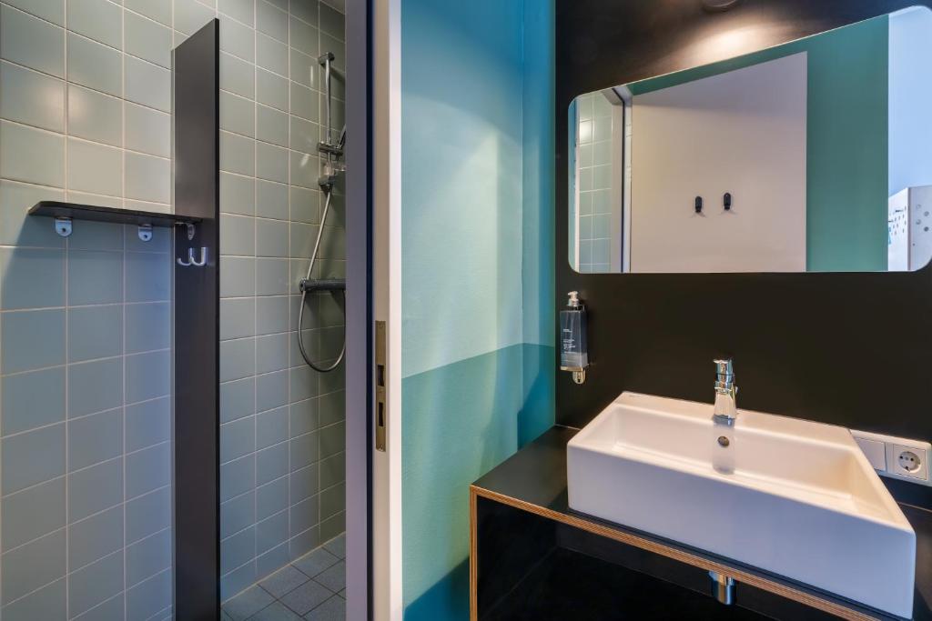 Двухместный (Twin Room with Bunk Beds and Private Bathroom with Shower), Stayokay Amsterdam Vondelpark