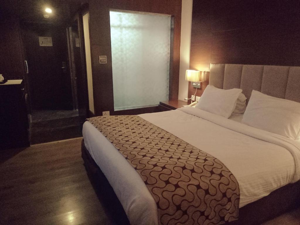 Двухместный (Sparrow Room (Early Check-in/Late Check-out by 3 hours ,15% Discount on Food and Beverage ,15% Discount on Laundry and Spa)), Souvenir Premier