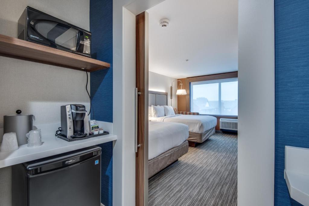 Holiday Inn Express & Suites Dallas North - Addison, an IHG Hotel photo 2