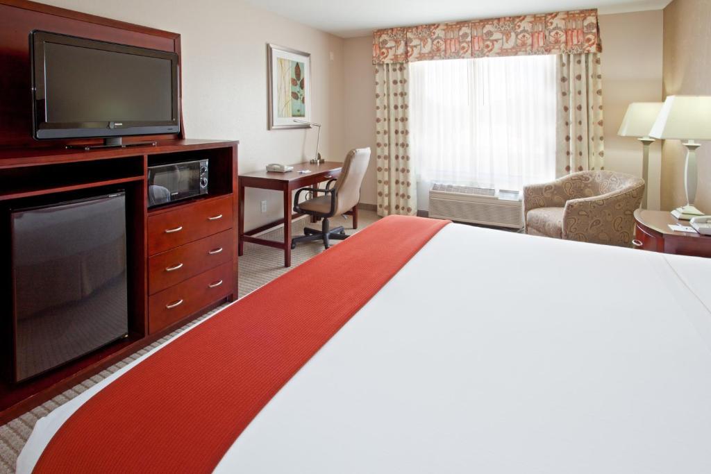 Holiday Inn Express & Suites College Station, an IHG Hotel photo 4
