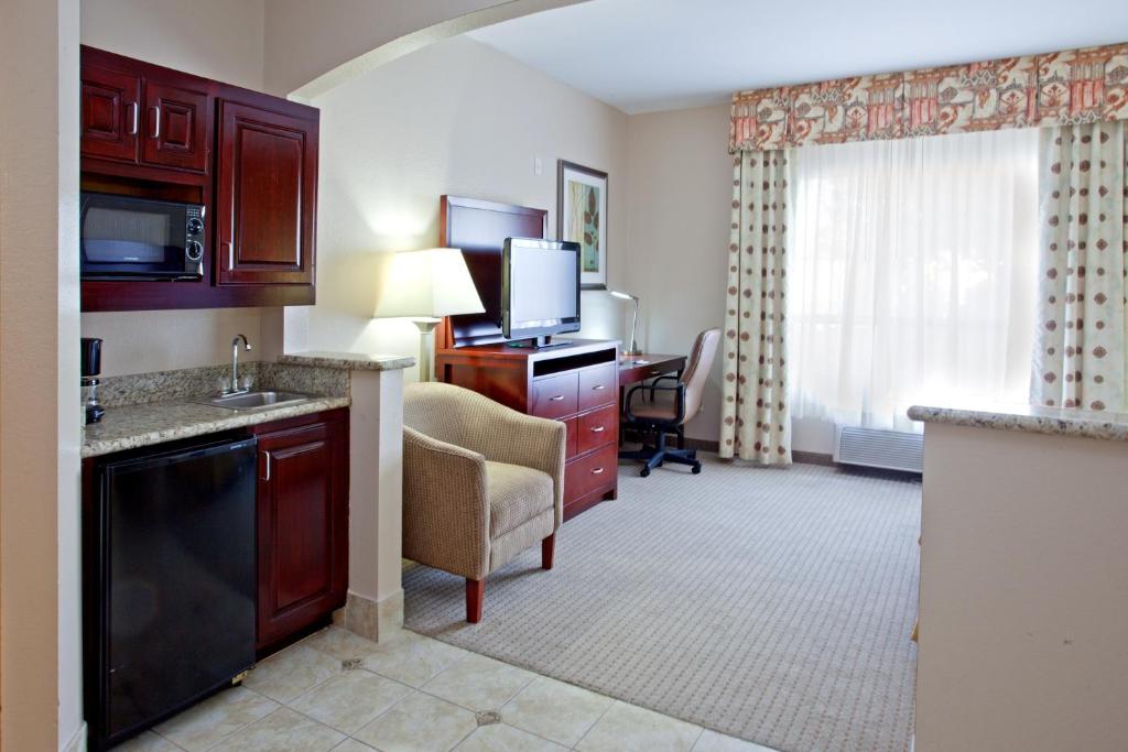 Holiday Inn Express & Suites College Station, an IHG Hotel photo 2