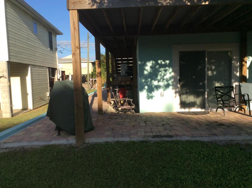 Fort Myers Beach House-on a canal photo 4