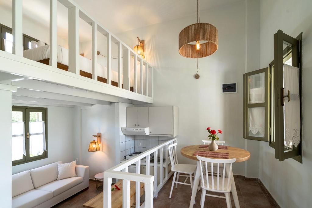 Aeolus pool apts photo 1