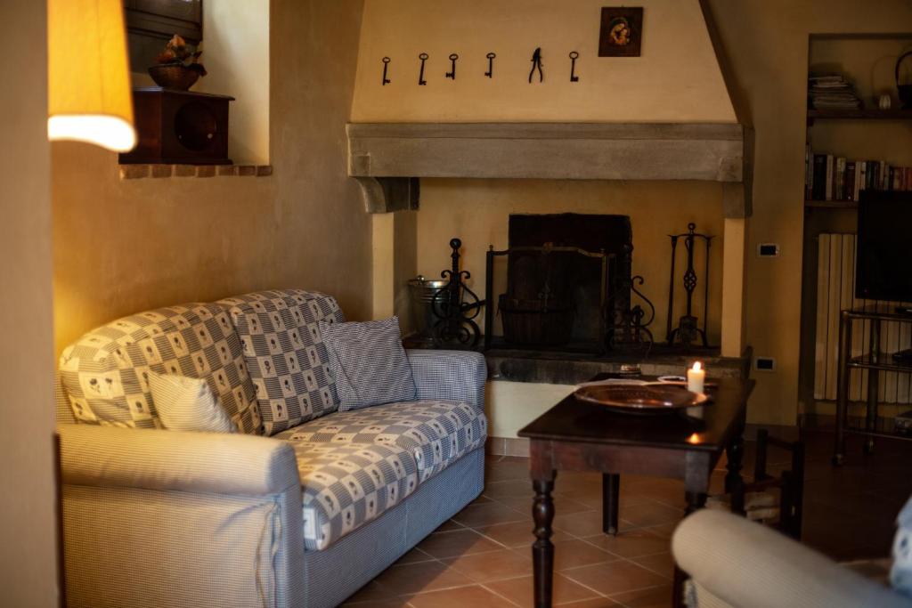 Private Villa with AC, private pool, WIFI, TV, terrace, pets allowed, parking, close to Arezzo - Tap to explore photos