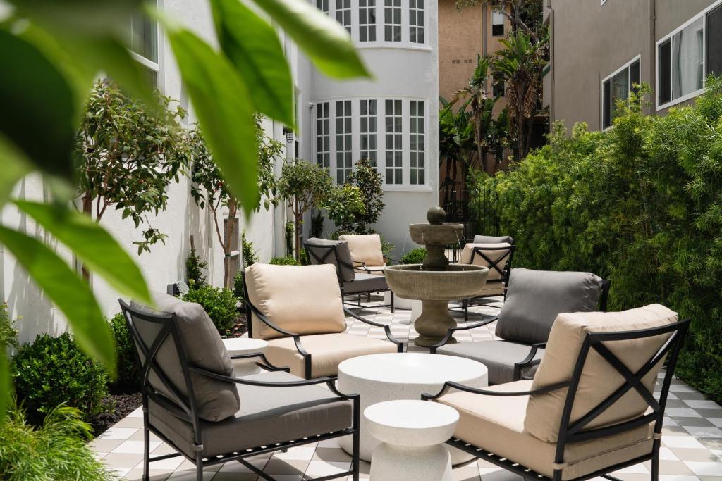 Четырехместный (Номер с кроватью размера «queen-size» и видом на сад), Palihotel Westwood Village