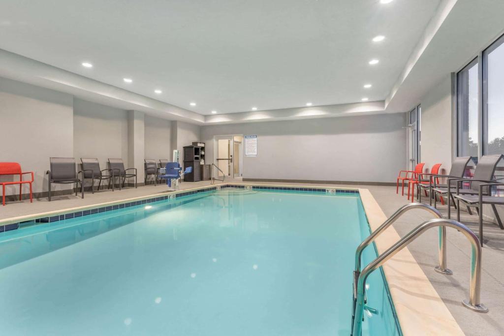 La Quinta Inn & Suites by Wyndham Bloomington image