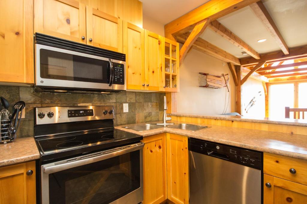3 BR 3 Bath ski in ski out with private hot tub photo 3