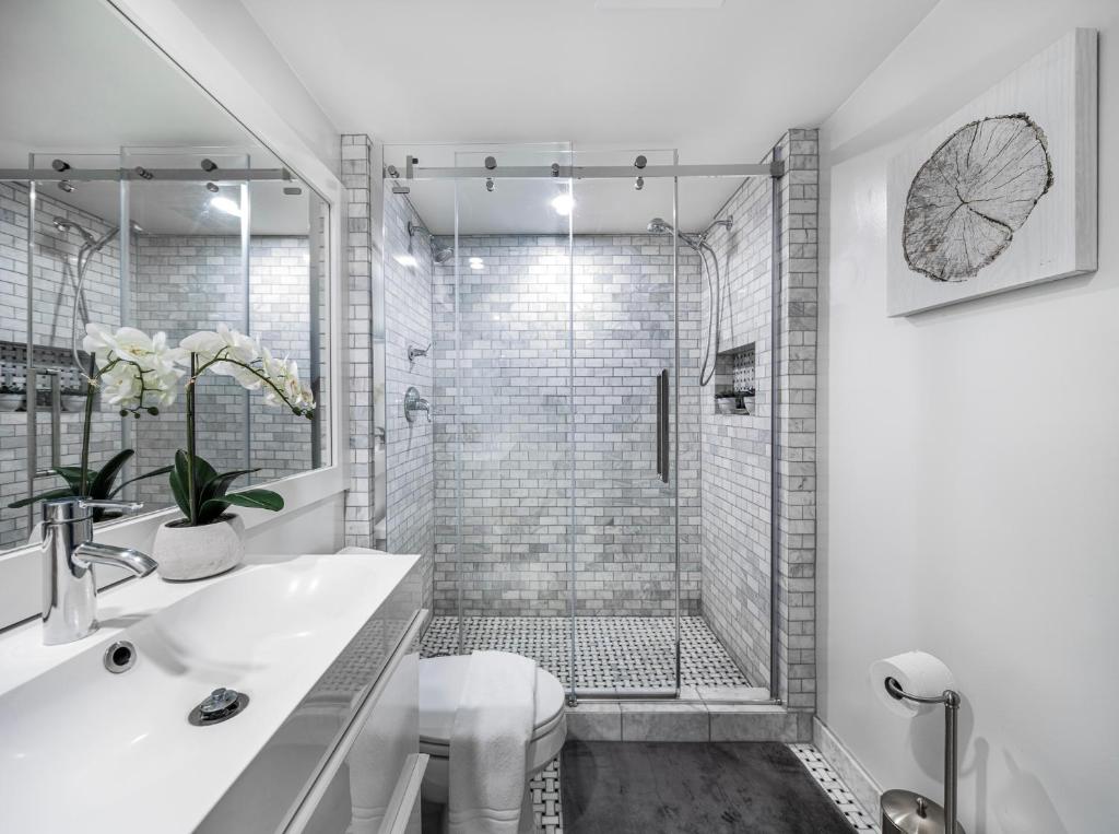 THE LOOKOUT PENTHOUSE // a luxe suite in Whistler photo 3